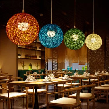 Luminaire en rotin boule coloré
