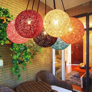 Luminaire en rotin boule coloré